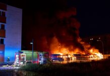 Fast 100 Einsatzkräfte sind bei der Brandbekämpfung zum Einsatz gekommen. 