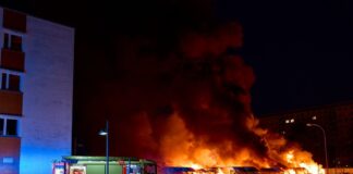 Fast 100 Einsatzkräfte sind bei der Brandbekämpfung zum Einsatz gekommen. 