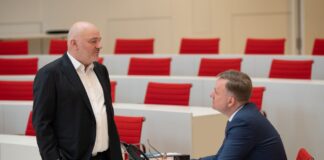 Robert Crumbach (links) und Steeven Bretz. Die Koalitionsfraktionen von SPD und BSW einigen sich mit der oppositionellen CDU im Streit über eine Anhörung zum Haushalt. (Archivbild)