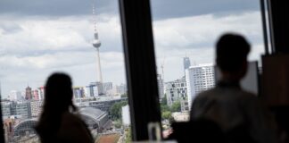Der US-Konzern Amazon ist in den erst kürzlich eröffneten East Side Tower an der Warschauer Straße gezogen. 