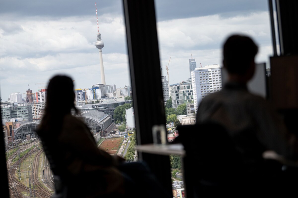 Eröffnung neuer Amazon-Standorts in Berlin-Friedrichshain Der US-Konzern Amazon ist in den erst kürzlich eröffneten East Side Tower an der Warschauer Straße gezogen.