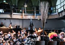 Viele Künstlerinnen und Künstler der diesjährigen Berlin Biennale kamen zur Programmvorstellung.