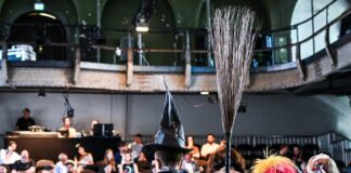 Viele Künstlerinnen und Künstler der diesjährigen Berlin Biennale kamen zur Programmvorstellung.