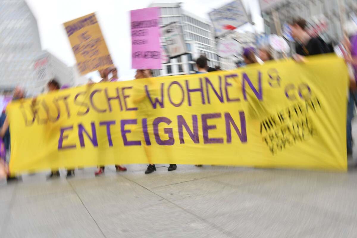 Demonstration in Berlin gegen hohe Mieten CDU und SPD wollen den Entwurf für ein Vergesellschaftungsrahmengesetz vorlegen. Eine Bürgerinitiative, die gegen hohe Mieten angeht, hält davon gar nichts. (Archivbild)