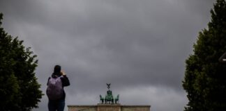 Dunkle Wolken und teils starke Gewitter erwarten die Menschen in der Hauptstadtregion am Montag. (Archivbild)