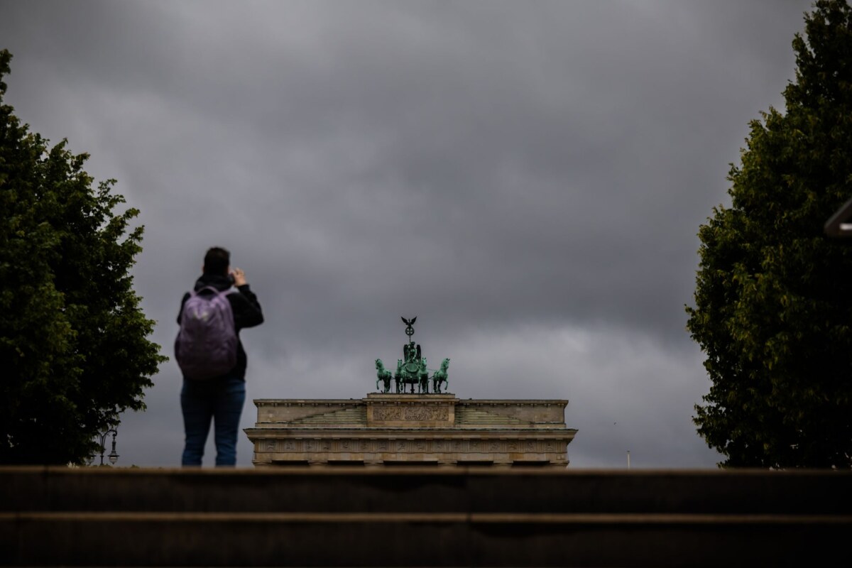 Dunkler Himmel über Berlin Dunkle Wolken und teils starke Gewitter erwarten die Menschen in der Hauptstadtregion am Montag. (Archivbild)