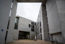 Am Landgericht Frankfurt (Oder) steht ein 30-Jähriger wegen illegalen Autorennens mit Todesfolge vor Gericht.