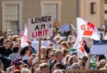 Die Bildungsgewerkschaft GEW zeigt sich offen für Gespräche über Lehrerstellen, bleibt aber bei ihrer Kritik am Haushalt (Archivbild).