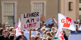 Die Bildungsgewerkschaft GEW zeigt sich offen für Gespräche über Lehrerstellen, bleibt aber bei ihrer Kritik am Haushalt (Archivbild).