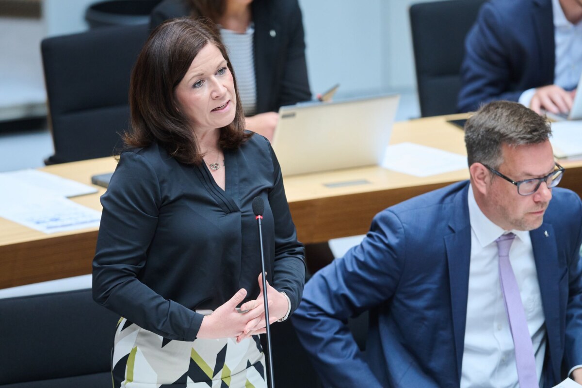 Plenarsitzung Berliner Abgeordnetenhaus Bildungssenatorin Katharina Günther-Wünsch (CDU) wurde im Abgeordnetenhaus zur Carl-Bolle-Schule befragt.