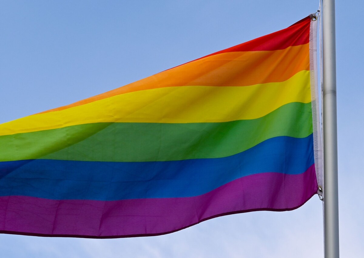 Regenbogenfahne Der CSD in Eberswalde findet unter erhöhtem Polizeischutz statt. (Symbolbild)