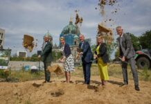 Erster Spatenstich für die Bauarbeiten am Marx-Engels-Forum: Bezirksstadtrat Christopher Schriner, Wirtschaftssenatorin Franziska Giffey (SPD), der Regierende B, ürgermeister Kai Wegner, Verkehrssenatorin Ute Bonde (beide CDU) und der Geschäftsführer von Grün Berlin, Christoph Schmidt, waren dabei. 