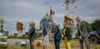 Erster Spatenstich für die Bauarbeiten am Marx-Engels-Forum: Bezirksstadtrat Christopher Schriner, Wirtschaftssenatorin Franziska Giffey (SPD), der Regierende B, ürgermeister Kai Wegner, Verkehrssenatorin Ute Bonde (beide CDU) und der Geschäftsführer von Grün Berlin, Christoph Schmidt, waren dabei. 