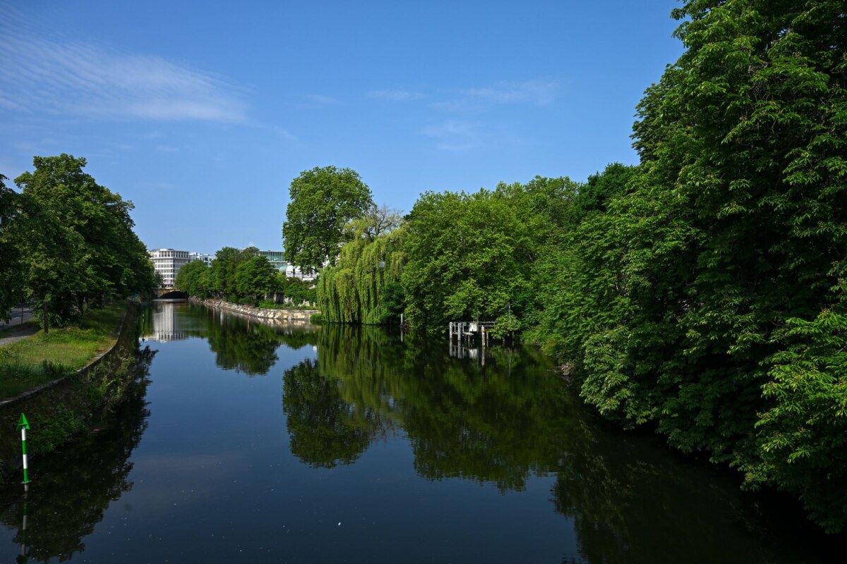 Stadtansicht Berlin - Landwehrkanal Die Berliner Grünen setzen auf mehr Bäume, um die Folgen des Klimawandels abzumildern. (Archivfoto)