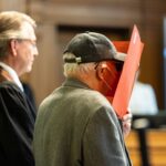Der Angeklagte (rechts) steht vor Beginn des Prozesses mit seinem Anwalt Thomas Scheferling in einem Gerichtssaal. (Archivbild) 