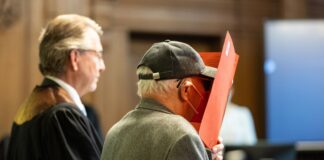 Der Angeklagte (rechts) steht vor Beginn des Prozesses mit seinem Anwalt Thomas Scheferling in einem Gerichtssaal. (Archivbild) 