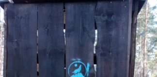 Dies ist das Logo der «Taskforce Artenschutz» an einem Hochstand.
