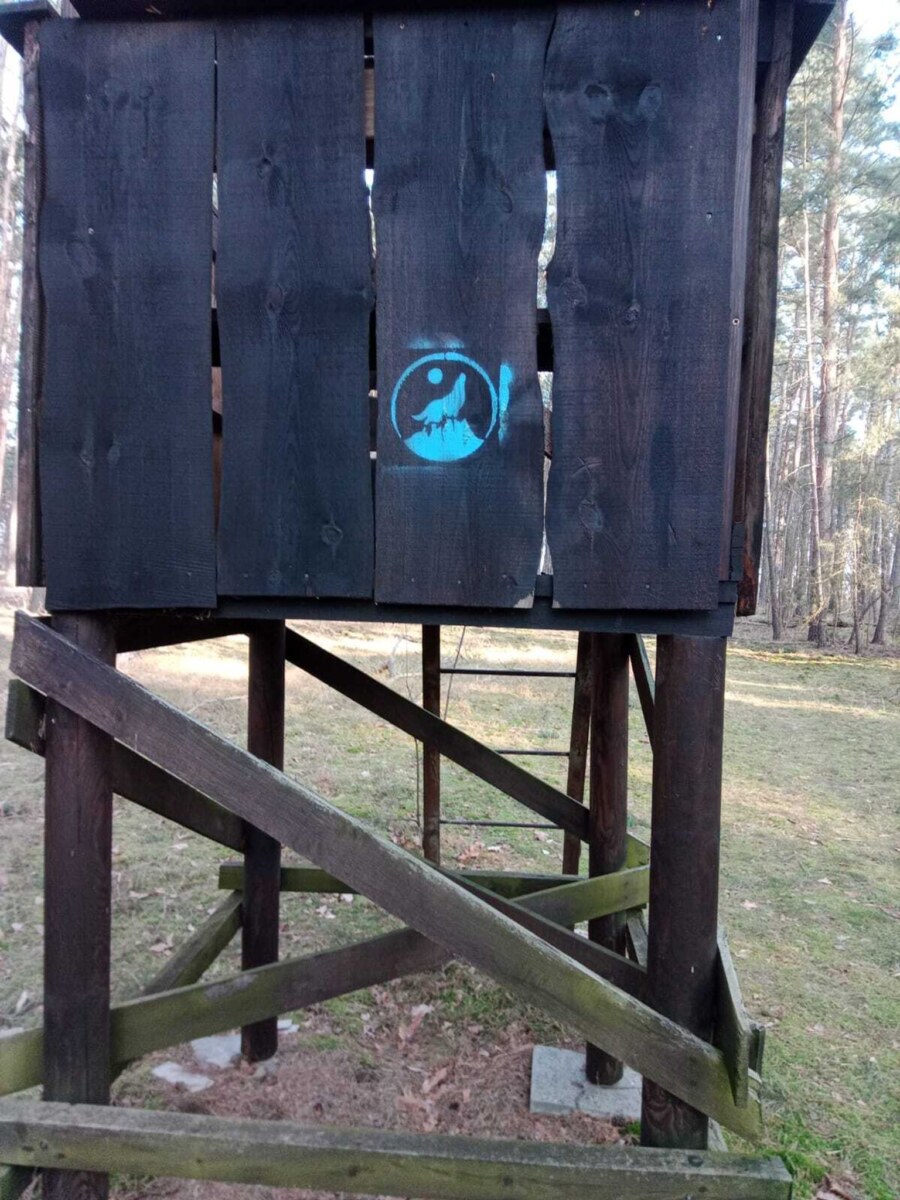 Jäger-Hochstand Dies ist das Logo der «Taskforce Artenschutz» an einem Hochstand.