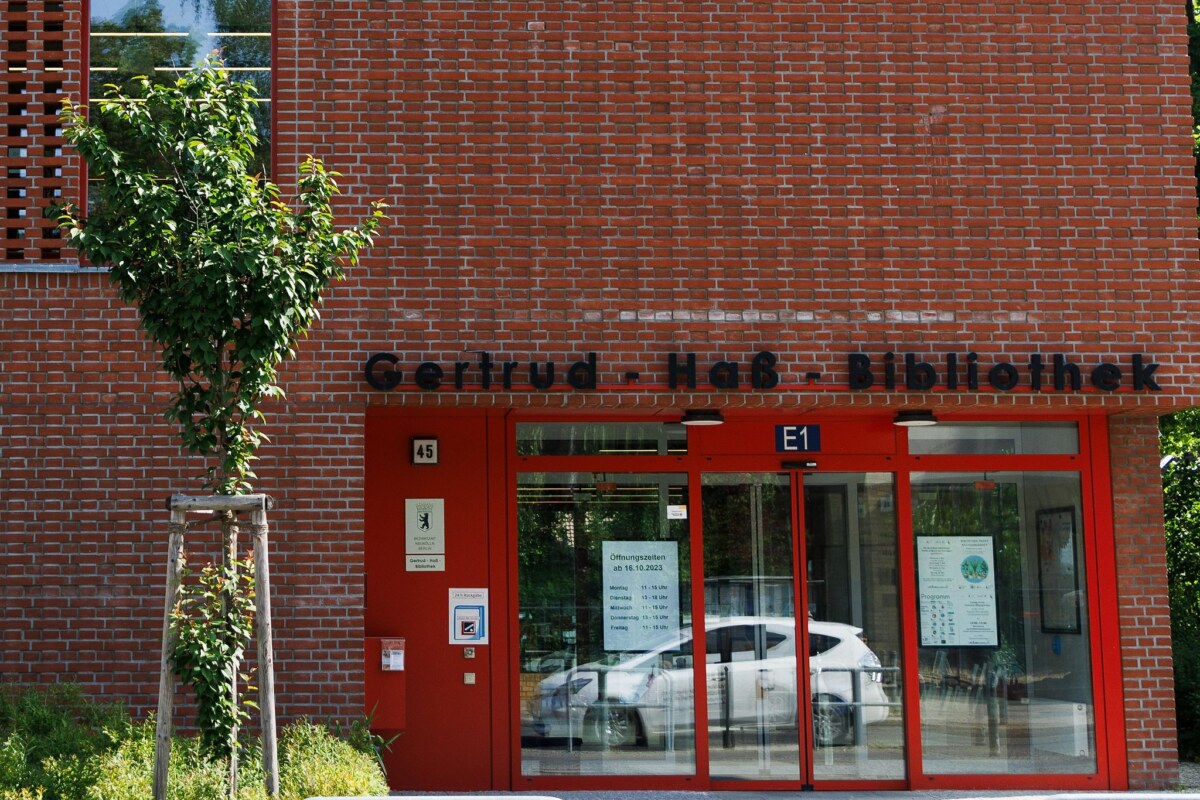 Urteil nach Angriff auf Senatorin Giffey rechtskräftig Die Gertrud-Haß-Bibliothek in Berlin: Hier wurde Senatorin Giffey vor einem Jahr angegriffen. (Archivbild)