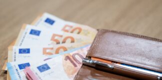 Vielen Menschen in Berlin haben nicht einmal Geld für eine Woche Urlaub im Jahr. (Archivbild)