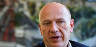 Berlins Regierungschef Kai Wegner (CDU) trauert um den Theatermacher Claus Peymann. (Archivbild) 