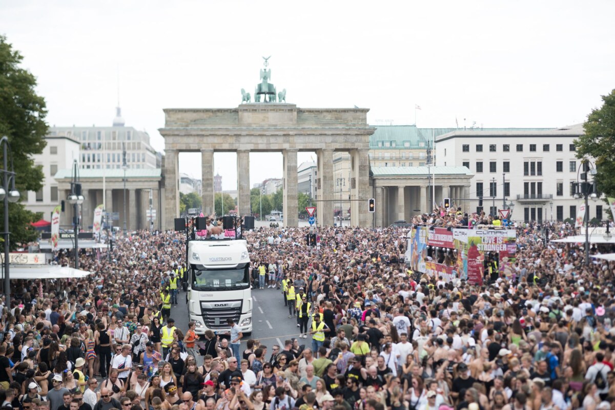 Technoparade "Rave The Planet" Straßensperrungen wegen Technoparade "Rave The Planet" (Archivbild)
