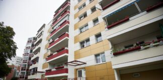 Bei einer Detonation in einem Mehrfamilienhaus in Berlin ist ein Jugendlicher schwer verletzt worden.