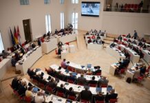 Der Brandenburger Landtag hat für eine Obergrenze für die automatische Diätenerhöhung gestimmt.