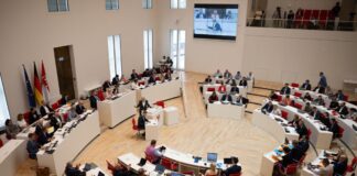 Der Brandenburger Landtag hat für eine Obergrenze für die automatische Diätenerhöhung gestimmt.