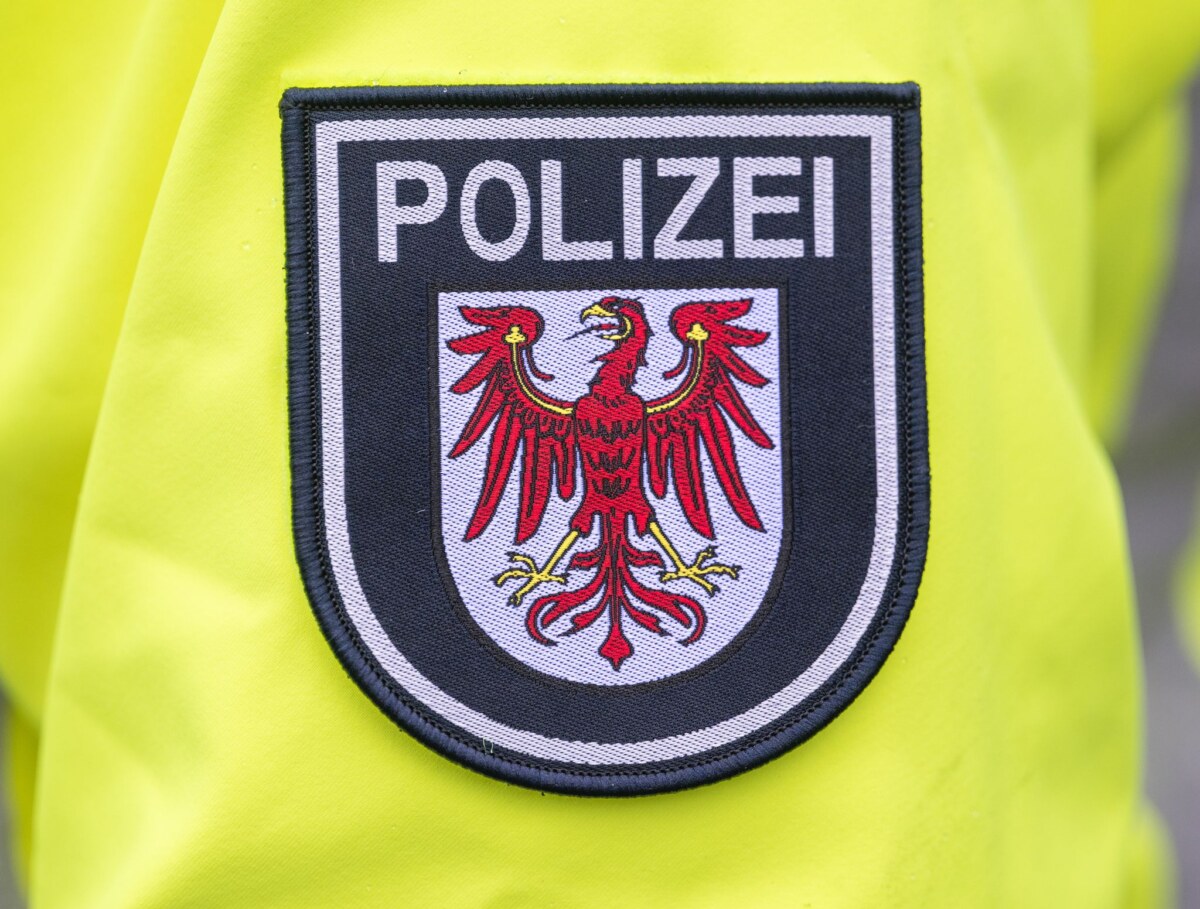 Logo der Brandenburger Polizei Gegen zwei Kommissaranwärter an der Hochschule der Polizei Brandenburg gibt es Vorwürfe wegen Volksverhetzung. (Symbolbild)