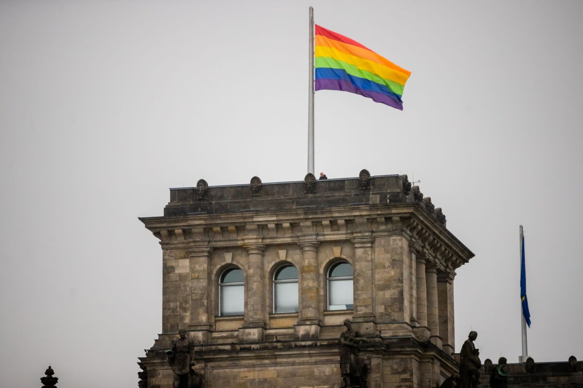 Regenbogenfahne auf dem Reichstagsgebäude Ein Sprecher von Bundestagspräsidentin Julia Klöckner (CDU) spricht bei der Anordnung, die Regenbogenfahne zu entfernen, von einem Routinevorgang. (Archivbild)