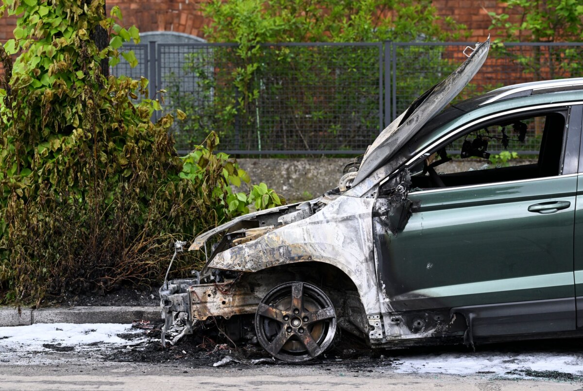 Autos vor Justizvollzugsanstalten in Brand gesteckt Wegen Brandstiftungen an Autos vor Berliner Gefängnissen hat die Polizei eine Wohnung und eine Gefängniszelle durchsucht.