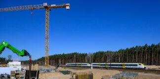 Der neue Bahnhof Fangschleuse entsteht in der Nähe der Tesla-Gigafactory. (Archivbild)