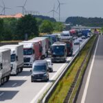 Lastwagen stauen sich auf der Autobahn A12 in Richtung Polen vor der Bundesgrenze.