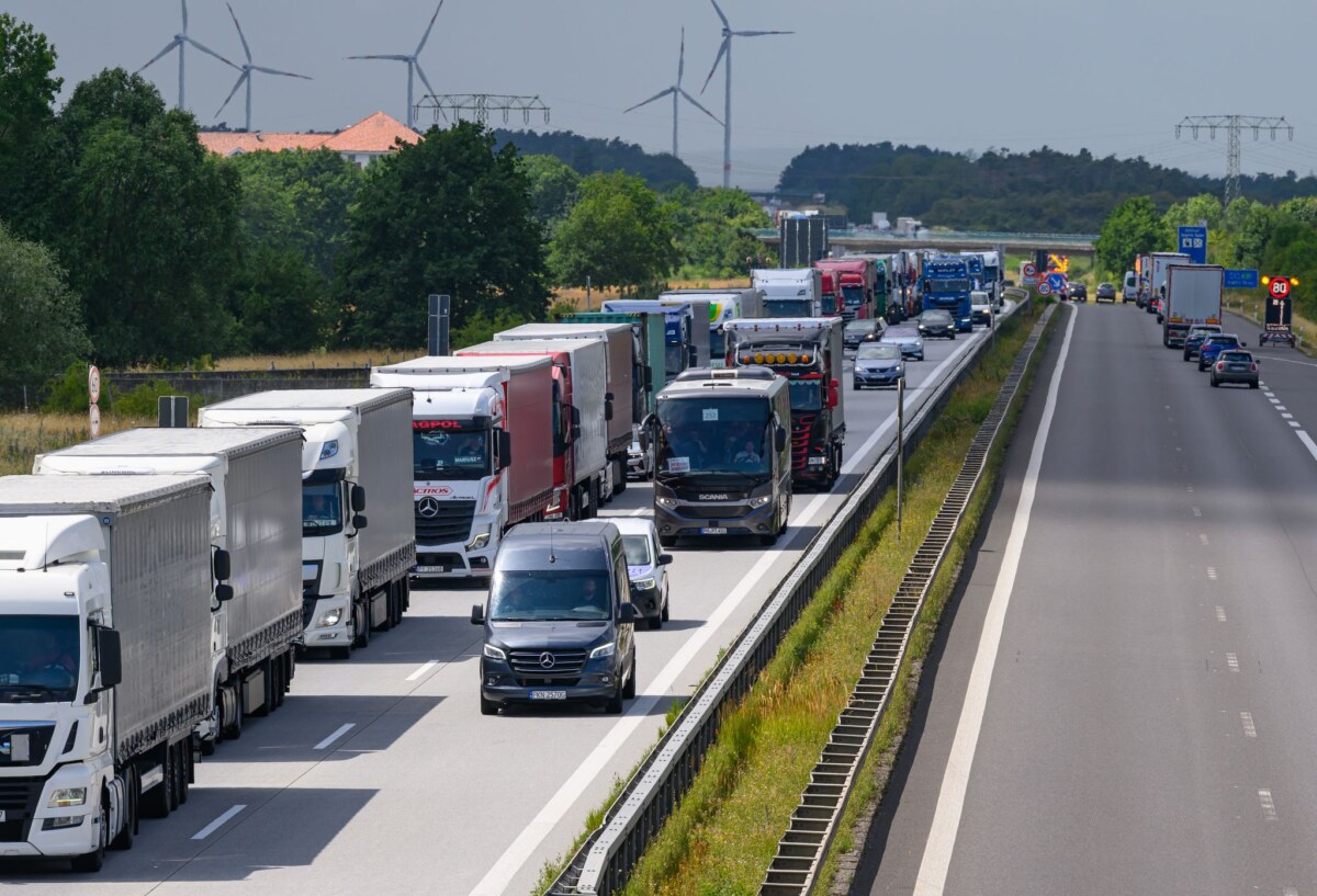 Kilometerlanger Stau auf A12 wegen Grenzkontrollen Lastwagen stauen sich auf der Autobahn A12 in Richtung Polen vor der Bundesgrenze.