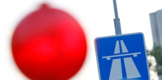 Bisher ist unklar, wie lange die Sperrung auf der A115 anhält. (Symbolbild)