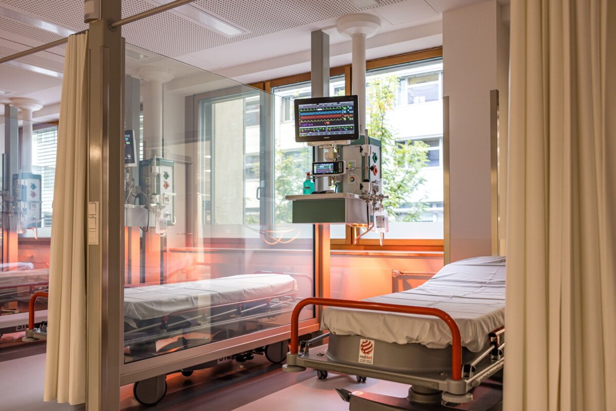 Krankenhausreform - Notaufnahme Beschäftigte der Klinik, die nicht Ärzte sind, erhalten nach der Einigung mehr Lohn. (Archivbild)