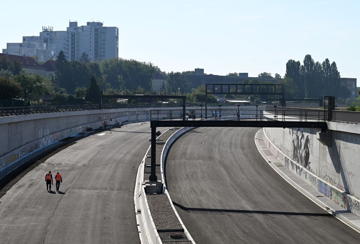 16. Bauabschnitt auf der A100 Am Wochenende kommt es zu einer Sperrung der A100 am Dreieck Neukölln. (Archivbild)