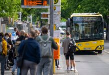 Aus Personalmangel fährt die BVG seit Monaten nicht die eigentlich bestellen Bus-Kilometer - und das wird auch noch länger so bleiben. (Archivbild)