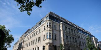 Die Fassade des Amtsgerichts ist mit schwarzer Farbe beschmiert worden. (Archivbild)
