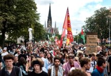Polizei löst die Demonstration auf. 