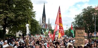 Polizei löst die Demonstration auf. 