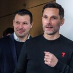 Hertha-Trainer Stefan Leitl (r) und Sportdirektor Benjamin Weber sind nicht ganz zufrieden mit den Abläufen im Trainingslager.
