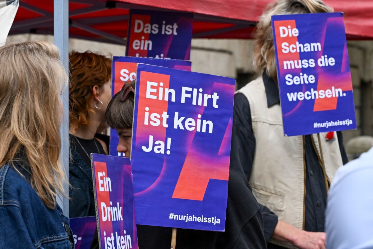 Berlin: Prozess wegen Vergewaltigung Der 38-jährige Angeklagte wird zu fünfeinhalb Jahre Haft verurteilt. Verschiedene Gruppen demonstrierten im Kontext des Prozesses.