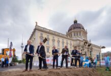 Jetzt geht es los: Die Freitreppe am Spreekanal wird gebaut.