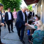 Frank-Walter Steinmeier kam auf seinem Stadtrundgang durch Neuruppin mit vielen Menschen ins Gespräch.