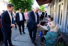 Frank-Walter Steinmeier kam auf seinem Stadtrundgang durch Neuruppin mit vielen Menschen ins Gespräch.
