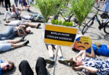 Als Warnung vor den möglichen Folgen des Klimanwandels legten sich etliche Demonstranten am Pariser Platz wie tot auf den Boden. 