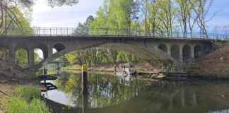 Unter dieser Brücke wurde in Velten der menschliche Schädel entdeckt. (Archivbild)