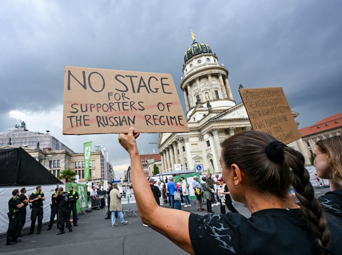 Abschluss "Classic Open Air" am Gendarmenmarkt Demonstranten am Gendarmenmarkt protestierten gegen den Auftritt der Starsopranistin Anna Netrebko beim Musikfestival «Classic Open Air».
